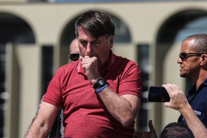 O presidente Jair Bolsonaro tosse