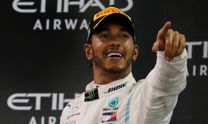 Hamilton vence GP marcado por batida entre pilotos da Ferrari