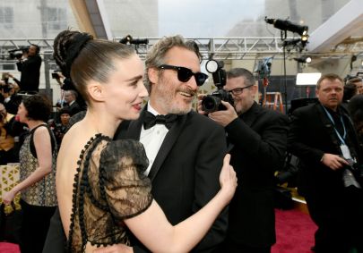 O ator Joaquin Pheonix e Rooney Mara no tapete vermelho do Oscar 2020, edição na qual venceu a estatueta de melhor ator por "Coringa"