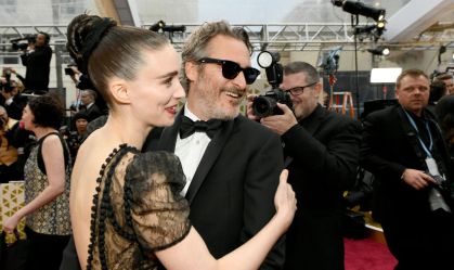 O ator Joaquin Pheonix e Rooney Mara no tapete vermelho do Oscar 2020, edição na qual venceu a estatueta de melhor ator por "Coringa"
