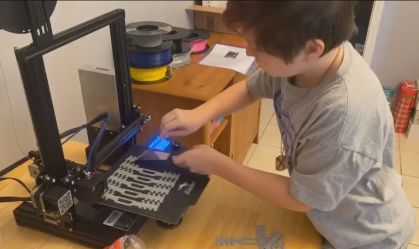 Escoteiros fazem e distribuem de graça protetores de orelha em 3D