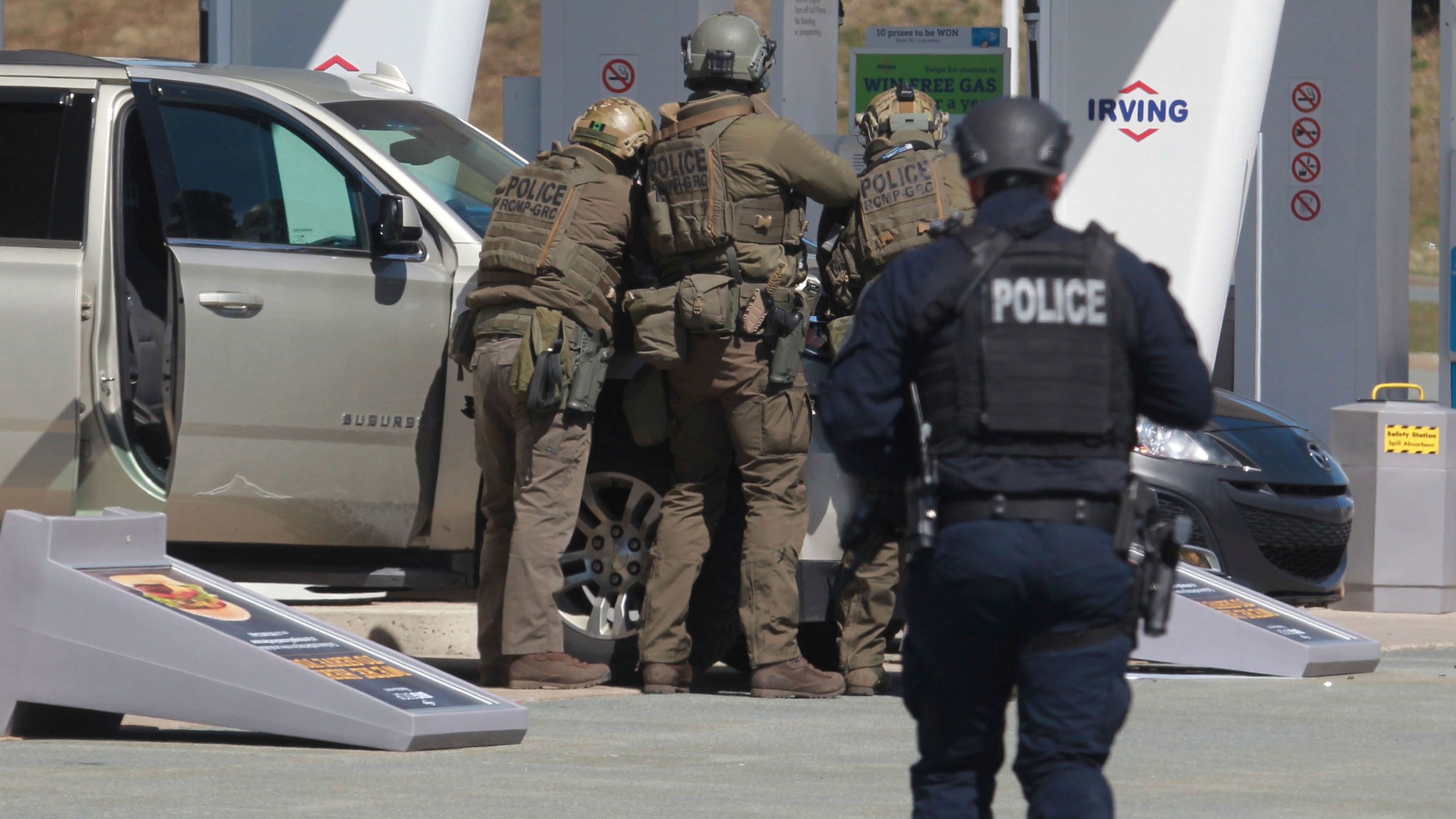 Policiais fazem cerco para capturar atirador no Canadá 