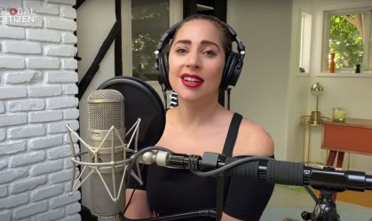 Lady Gaga dedica 'Together at Home' a médicos que estão na linha de frente