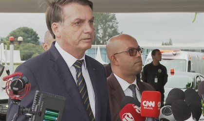 'Não tem conversa de fechar nada', diz Bolsonaro após ir a ato antidemocrático
