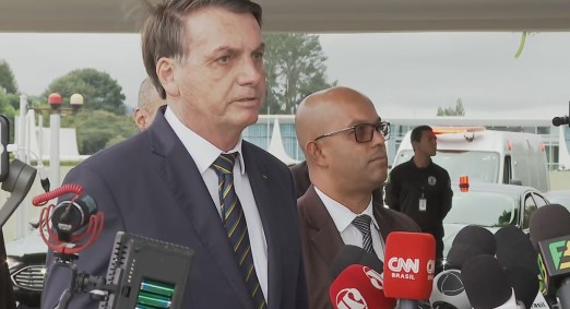 O presidente Jair Bolsonaro fala à imprensa nesta segunda-feira (20) em Brasília