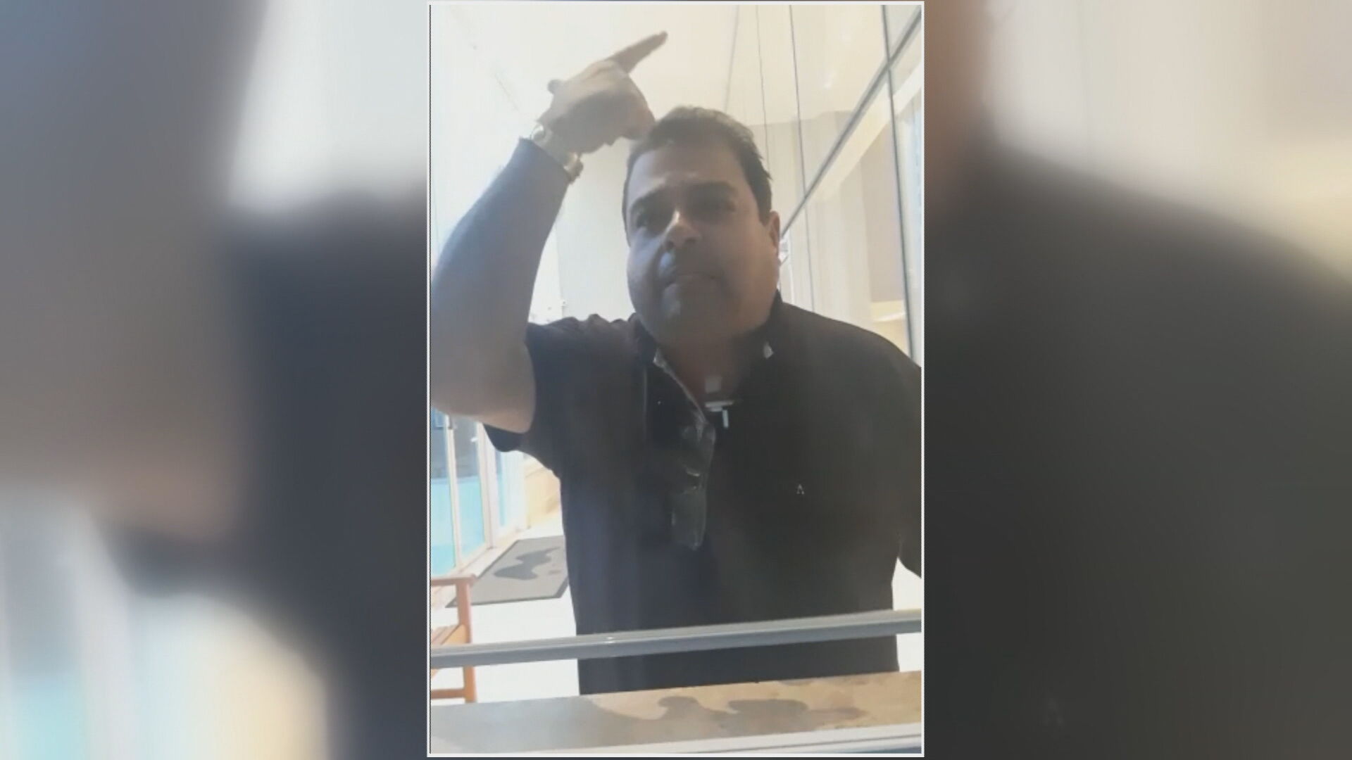 Morador foi filmado por porteira enquanto dizia ofensas racistas para ela