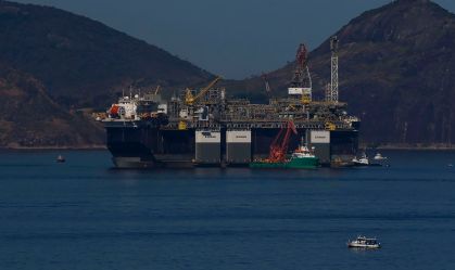Navios, trens e cavernas: operadores procuram locais para armazenar petróleo