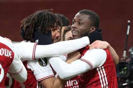 Nicolas Pepe comemora com Mohamed Elneny, do Arsenal