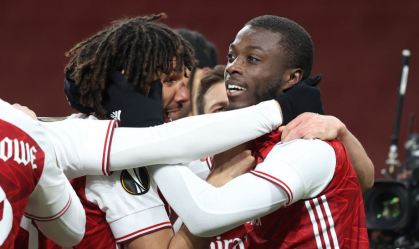 Nicolas Pepe comemora com Mohamed Elneny, do Arsenal