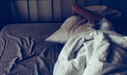 A insônia, a perambulação noturna e a sonolência diurna são comuns em pessoas co
