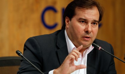 Participação de Bolsonaro em atos estimula 'saída de dólares' do país, diz Maia