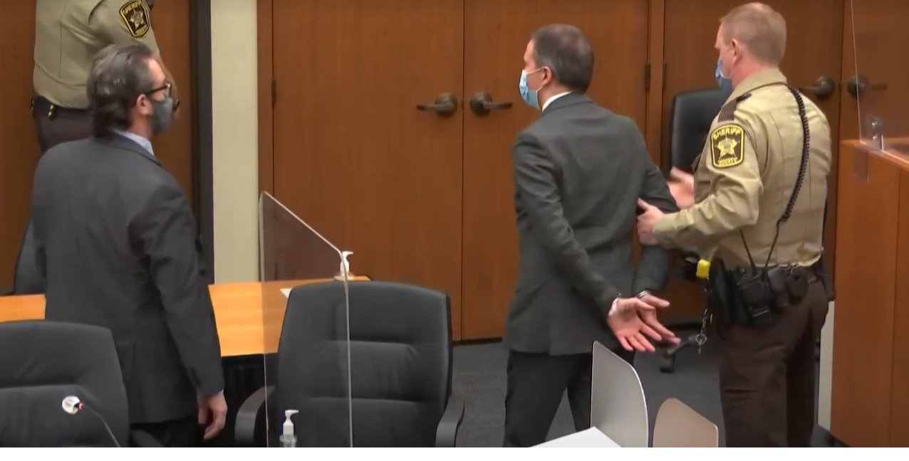Momento em que Derek Chauvin é levado sob custódia pela polícia