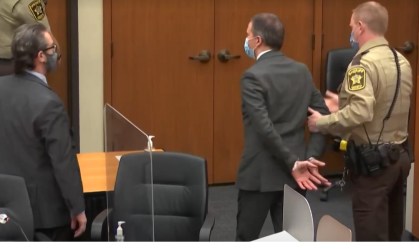 Momento em que Derek Chauvin é levado sob custódia pela polícia