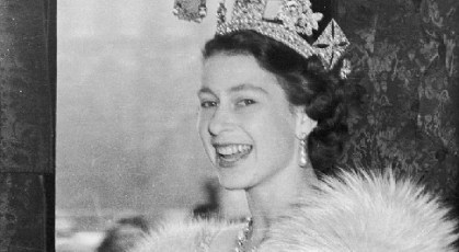 Rainha Elizabeth II a caminho de Westminster para presidir a primeira cerimônia 