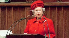 Rainha se dirige ao parlamento polonês em Varsóvia

