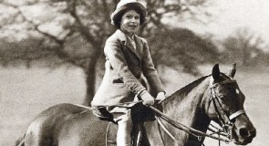 Princesa Elizabeth montando seu pônei em Winsor Great Park, em 1930.

