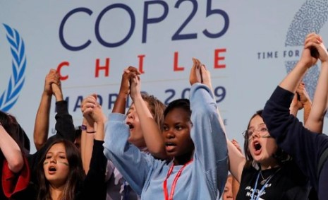 Jovens ambientalistas de mãos dadas em defesa do clima na COP25