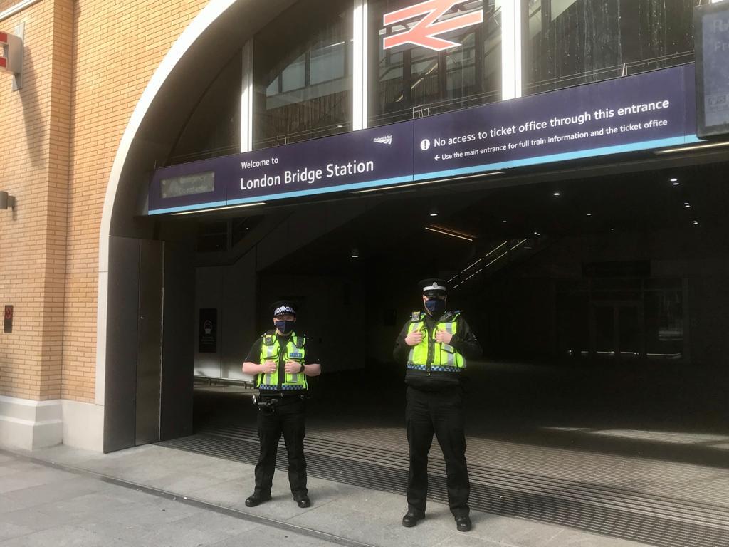 Policiais em frente à fachada da London Bridge Station