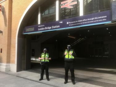 Policiais em frente à fachada da London Bridge Station