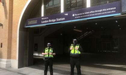 Policiais em frente à fachada da London Bridge Station
