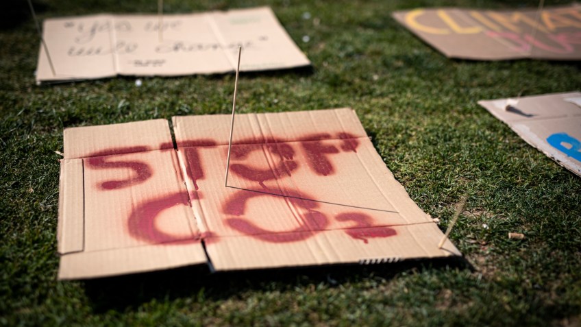 Placa com mensagem contra as emissões de CO2 em protesto na Itália contra o aquecimento global / Foto: Nicolò Campo - 19.arm.2021/LightRocket via Getty Images