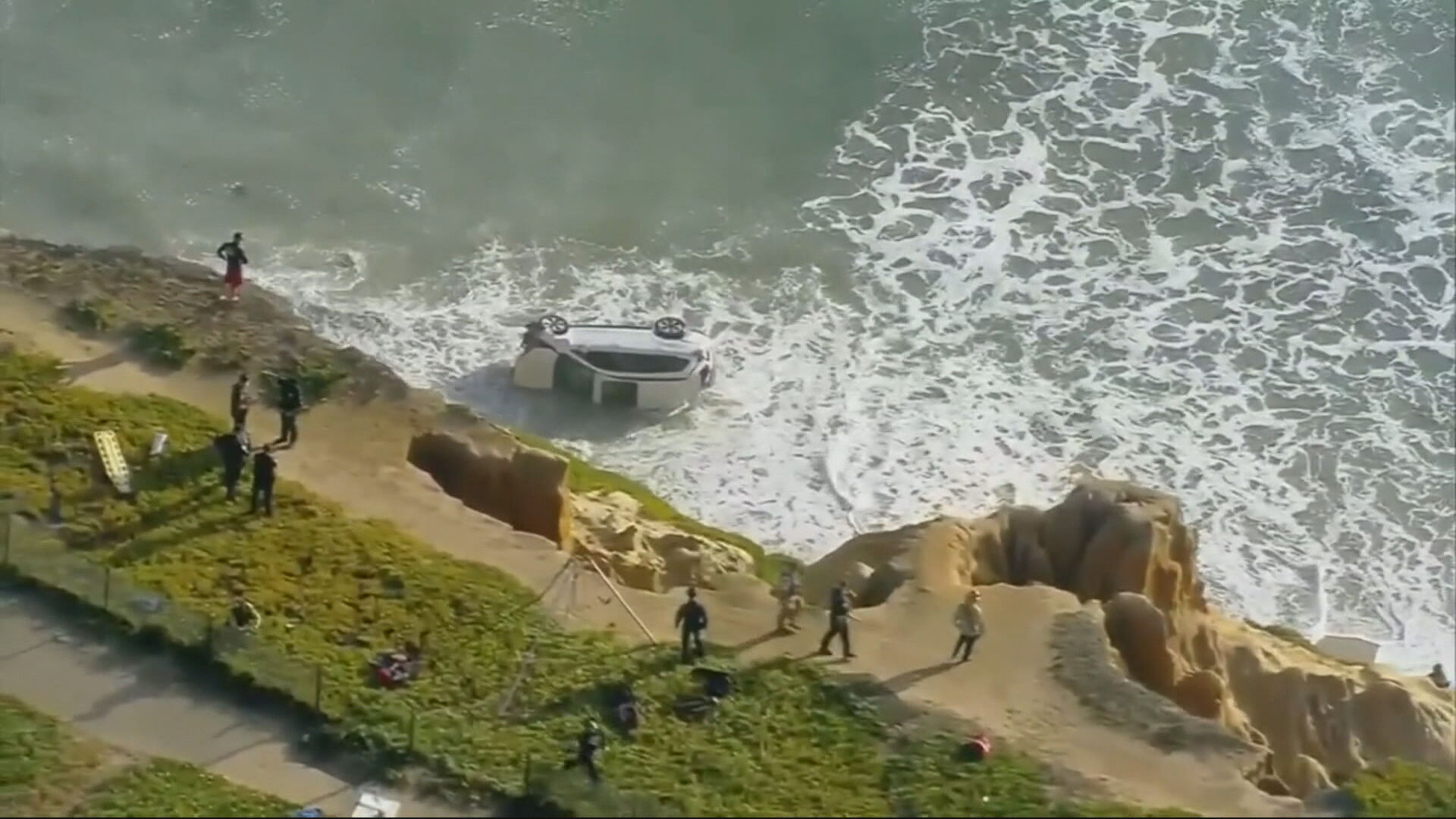 Carro cai de penhasco após acidente na praia de Carlsbad, perto da cidade da San