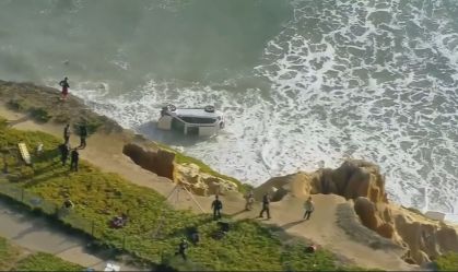 Carro cai de penhasco após acidente na praia de Carlsbad, perto da cidade da San