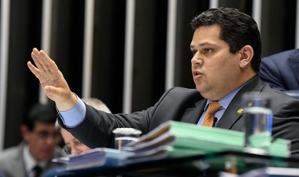 Alcolumbre trabalha para fechar texto da PEC com Lira antes de votar proposta na CCJ