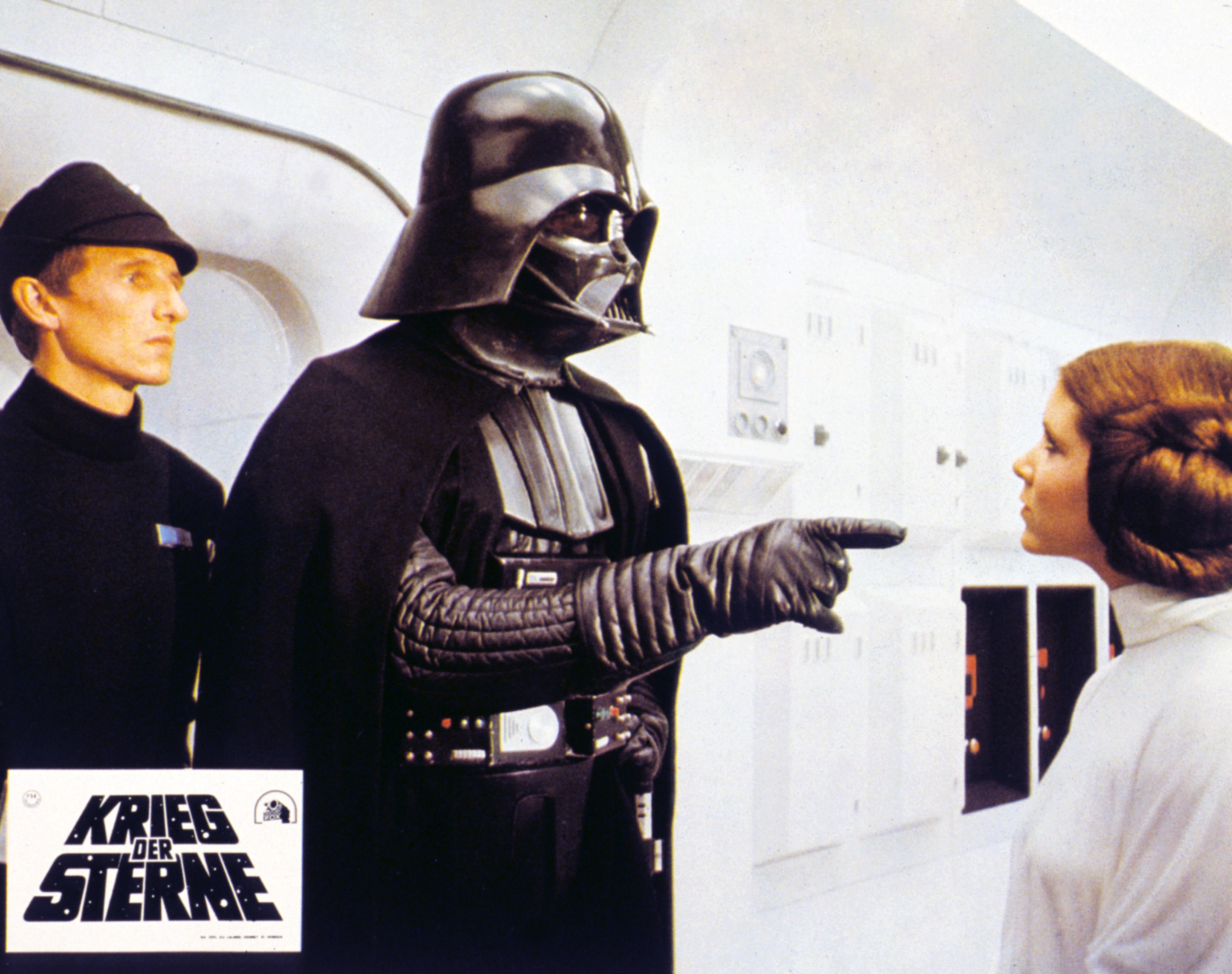 David Prowse e Carrie Fisher em Star Wars: Episódio IV – Uma Nova Esperança