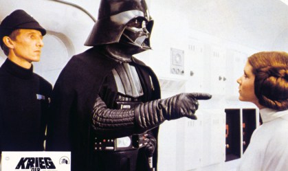 David Prowse e Carrie Fisher em Star Wars: Episódio IV – Uma Nova Esperança