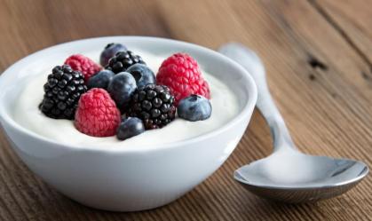 Carboidratos presentes nas frutas vermelhas e triptofano do iogurte ajudam a pro