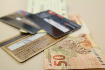 Dinheiro (notas de R$ 50), cheque e cartões de crédito