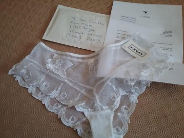 Calcinha enviada ao primeiro-ministro francês Jean Castex, em protesto de comerc