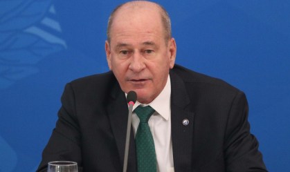 Fux liga para ex-ministro da Defesa para saber se está tudo bem