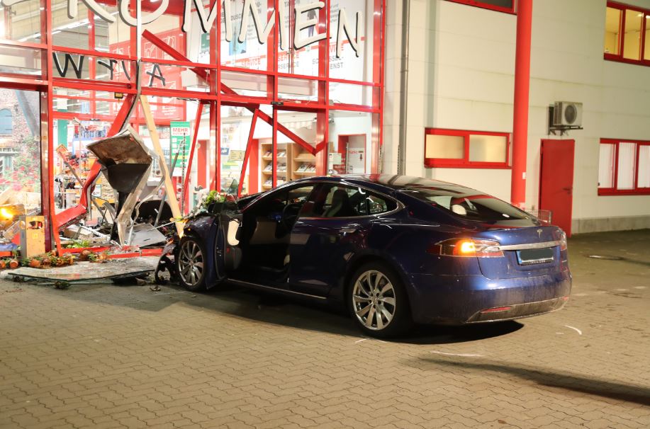 Acidente com Tesla Acidente com Tesla