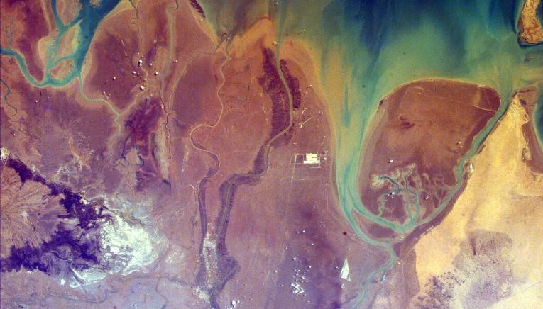 No Golfo Pérsico, se juntam as águas dos rios Eufrates, Shatt Al-Arab e Karun.