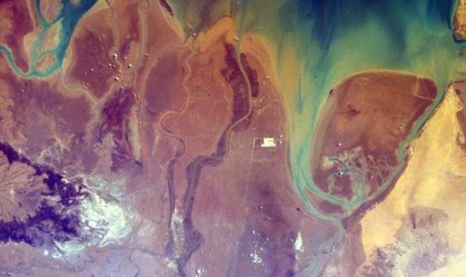 No Golfo Pérsico, se juntam as águas dos rios Eufrates, Shatt Al-Arab e Karun.