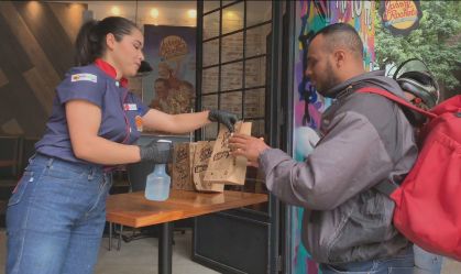 Rede de restaurantes prepara mil hambúrgueres para distribuir a entregadores