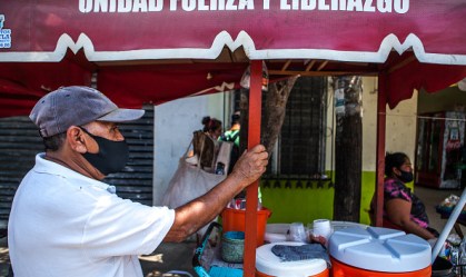 Vendedor de comida usando máscara facial na rua de Pochutla, México. Páis é a se