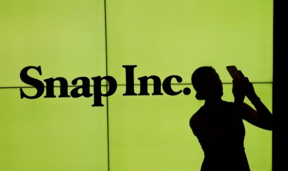 Logo da Snap em telão na bolsa de valores de Nova York, EUA 02/03/2017 