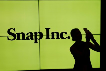 Logo da Snap em telão na bolsa de valores de Nova York, EUA 02/03/2017 