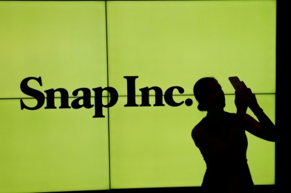 Logo da Snap em telão na bolsa de valores de Nova York, EUA 02/03/2017