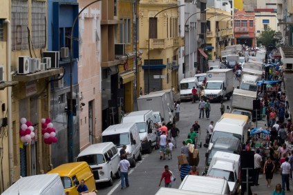 Rua 25 de Março, em São Paulo. Comércio sente efeitos da falta de movimento dura