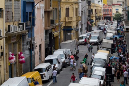 Rua 25 de Março, em São Paulo. Comércio sente efeitos da falta de movimento dura