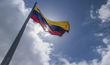 Equipe do líder da oposição venezuelana sofre racha com saída de colaborador