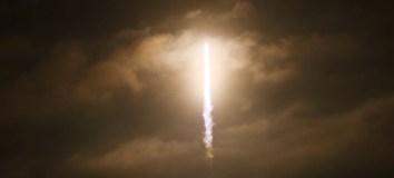 Foguete SpaceX Falcon 9 voa para a Estação Espacial Internacional