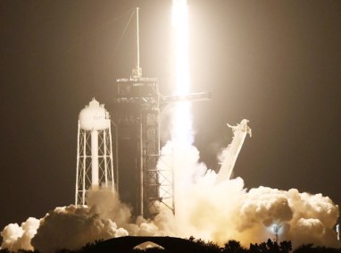 Foguete SpaceX Falcon 9 decola desde o lançamento