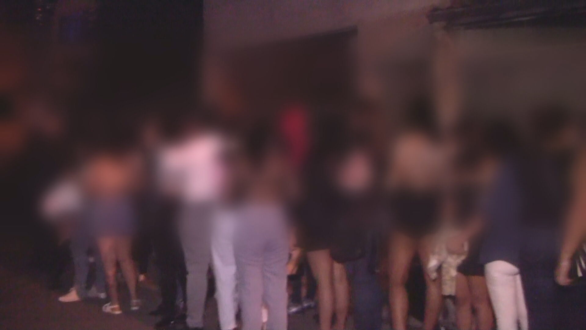 Cerca de 150 pessoas participam de evento clandestino em bar