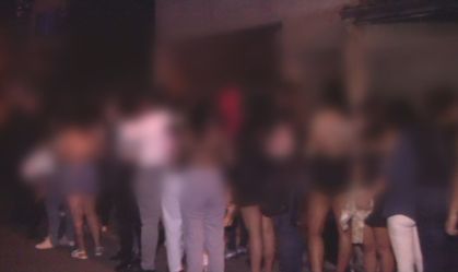 Cerca de 150 pessoas participam de evento clandestino em bar