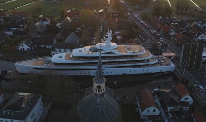 Iate de 94 metros saiu do interior da Holanda para o porto Roterdã